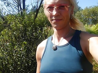 beauty,blond,Europees,milf,openlucht,shemale,kleine tieten,solo,badpak,