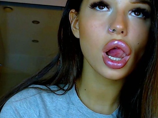 brunette,mature,solo,toys,webcam,