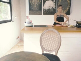 asiatico,culo grande,brunetta,sborrata,cucina,milf,pov,mamma adottiva,