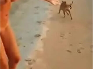 Argentina desnuda en la playa y perro le roba la tanga 2