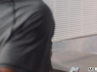 grote kont,grote pik,Pijpen,brunette,cougar,diep in de keel,op zijn hondjes,handjob,lingerie,milf,berijden,