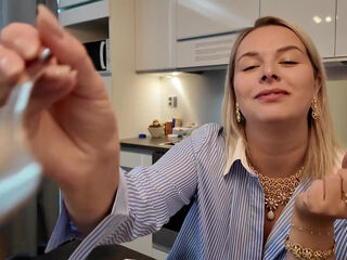 amatőr,szőke,szopás,nagy segg,otthoni,háziasszony,milf,anya,mostohaanya,meglepetés,