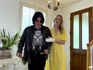 Jummy stepmom knows what her sonny needs! (hard sex)