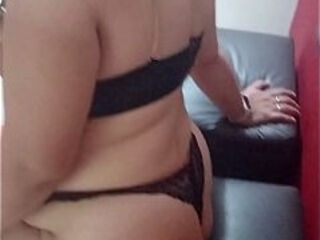 Sentada en un banquito en el motel